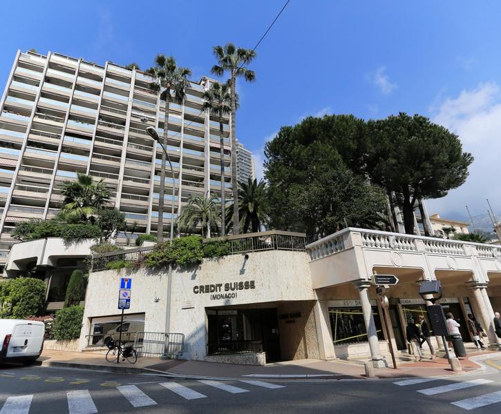 Commercial premises / office with showcase and 2 car parks – Carre d’Or