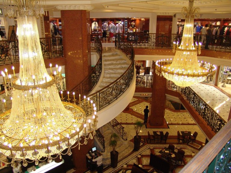 FOR SALE – LUXURY BOUTIQUE IN THE MÉTROPOLE, CARRÉ..