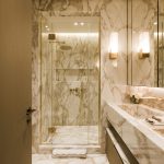 seaside-master-bathroom-1-caroline-olds-1750960138-3000×2000-1