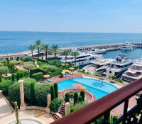 SEASIDE PLAZA – BRIGHT 2-BEDROOM WITH WRAPAROUND T..