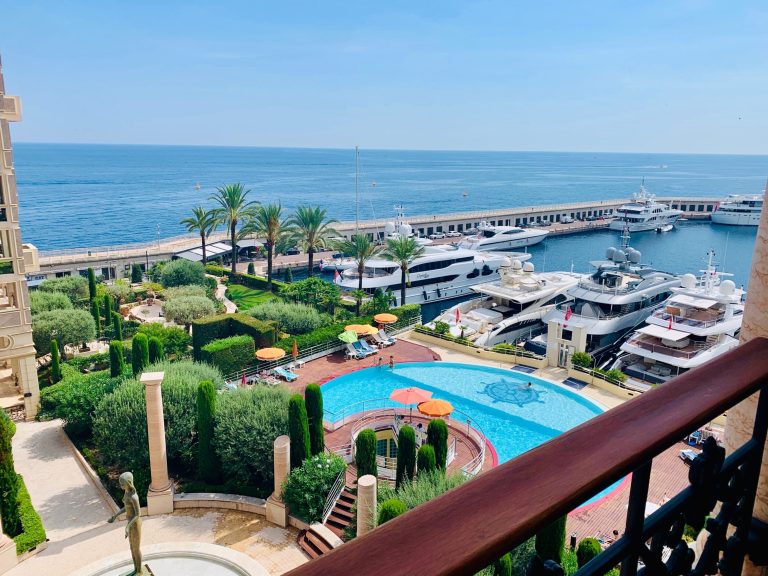 SEASIDE PLAZA – BRIGHT 2-BEDROOM WITH WRAPAROUND T..