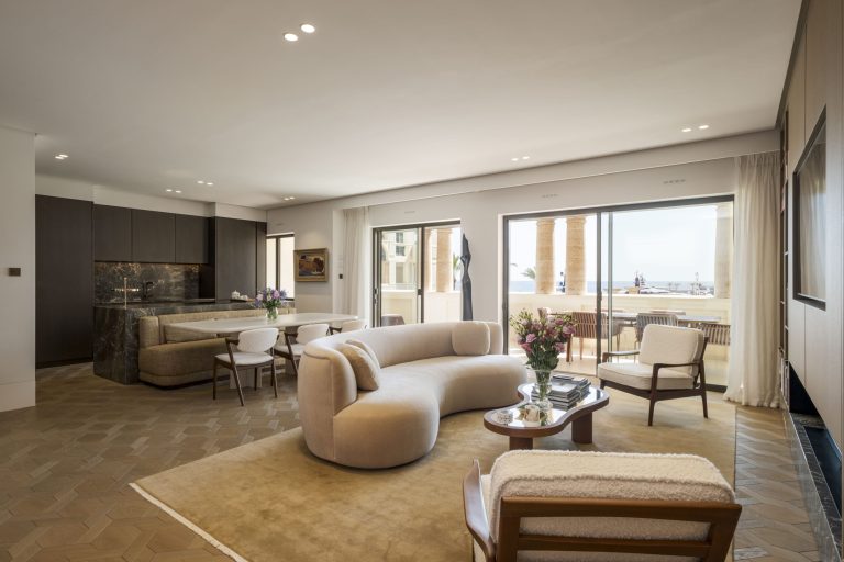 SEASIDE PLAZA – ELEGANT 3-BEDROOM WITH SEA & PORT ..