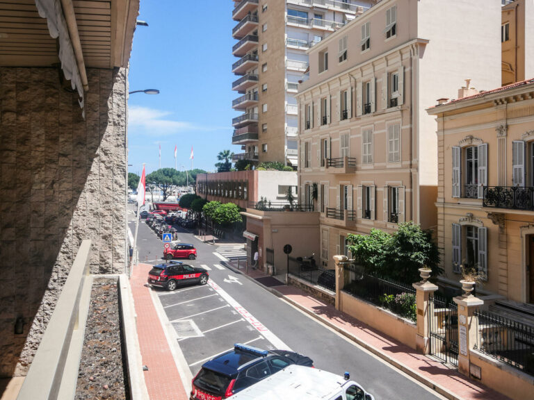 FOR SALE – SPACIOUS 2-BEDROOM APARTMENT UNDER RENO..