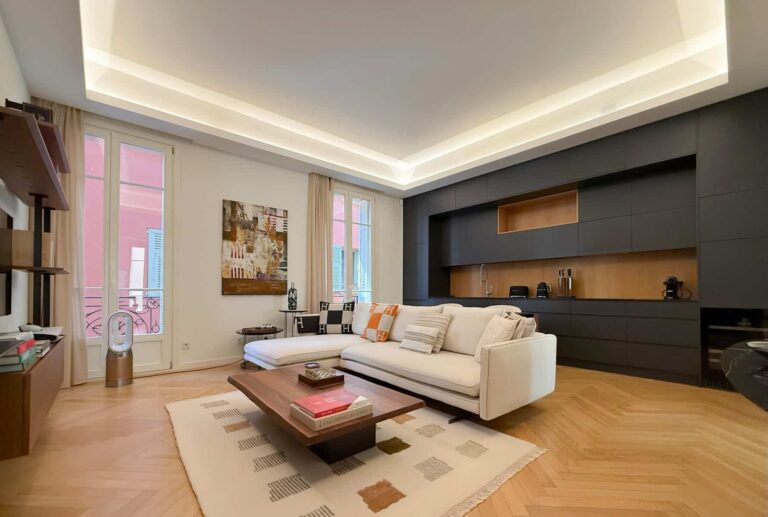 FOR SALE – MONACO-VILLE – RENOVATED 2-BEDROOM APAR..