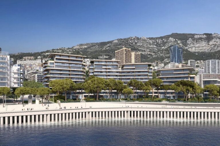 FOR SALE – GOLDEN SQUARE – EXCEPTIONAL & UNIQUE AP..