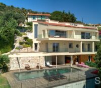 Contemporary villa close to the sea and town