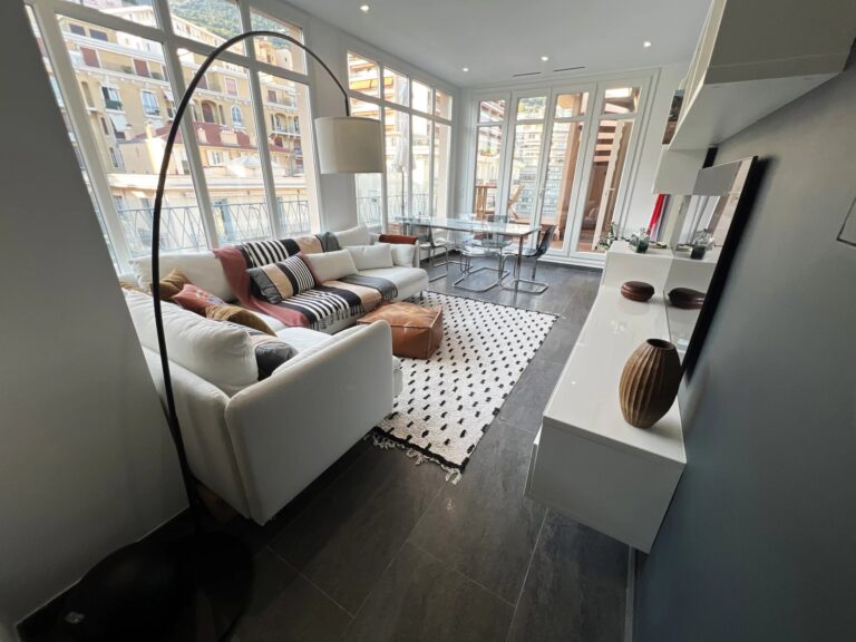 FOR SALE – MONTE-CARLO – SEA VIEW DUPLEX WITH ROOF..
