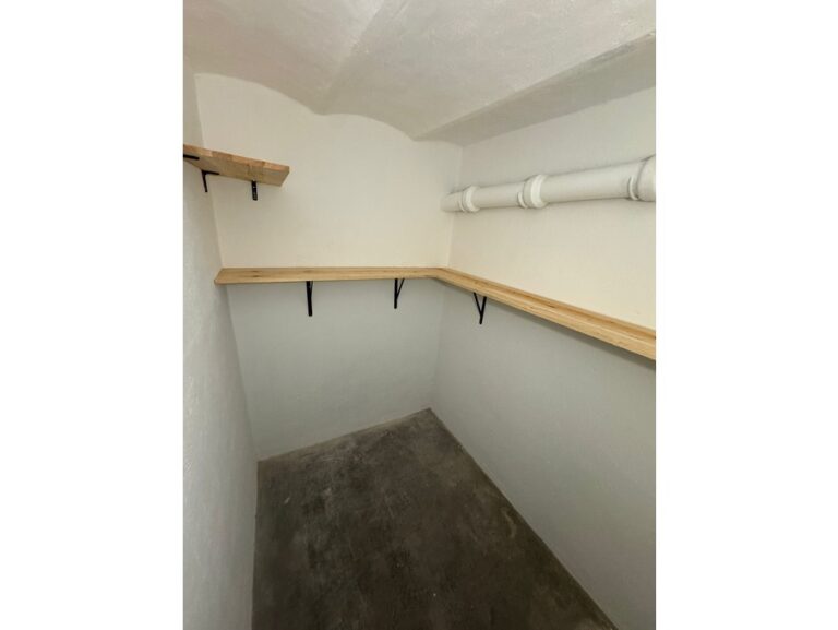 FOR RENT – MONACO – STORAGE CELLAR WITH SHELVES
Pr..