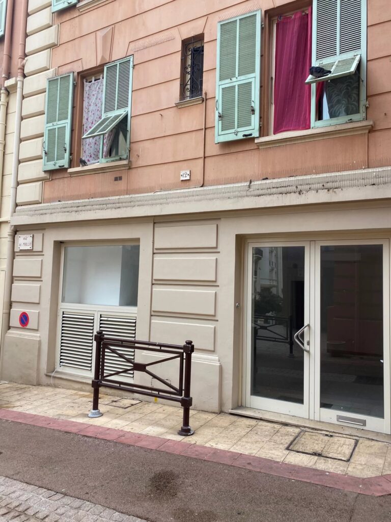 FOR SALE – CONDAMINE – COMMERCIAL SPACE NEAR PLACE..