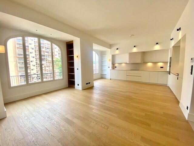 FOR SALE – MONTE-CARLO – SPACIOUS 4-ROOM BOURGEOIS..