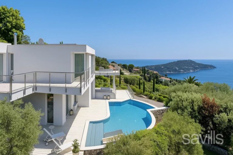 Contemporary Villa overlooking the bays of Cap Ferrat and Nice