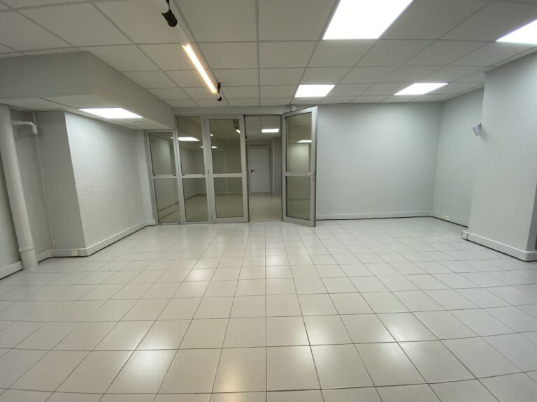 FOR SALE – LES LIGURES – LARGE OFFICES WITH EASY A..