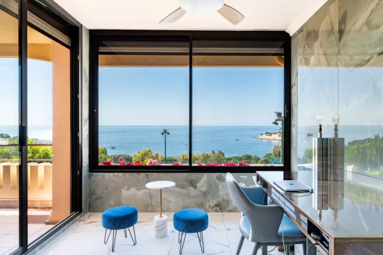 FOR SALE – ROQUEBRUNE-CAP-MARTIN – 2-BEDROOM – SEA..