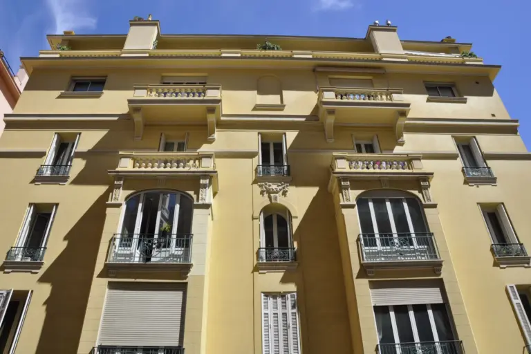 FOR SALE – CARRÉ D’OR – 3-BEDROOM APARTMENT – FLOR..