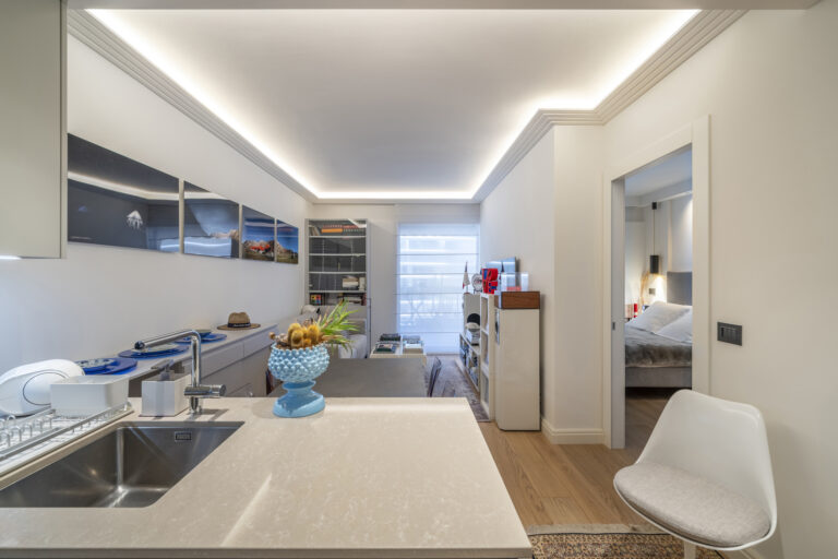 FOR SALE – MONEGHETTI – RENOVATED 2-ROOM APARTMENT..