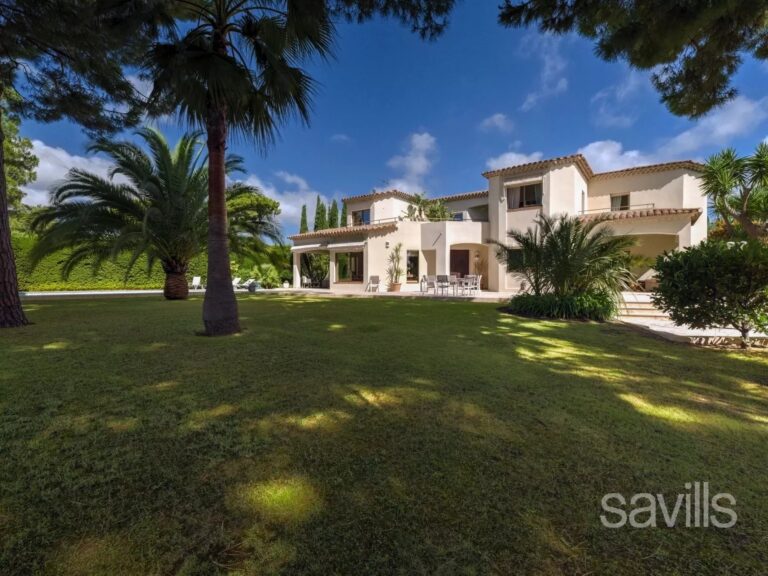 Secure domain with sea view and landscaped garden