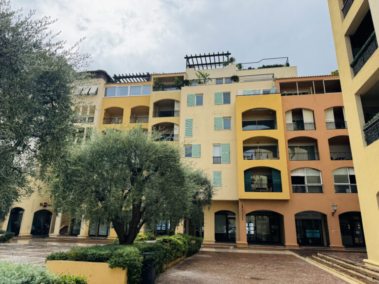 FOR SALE – FONTVIEILLE – RENOVATED 2-ROOM APARTMEN..