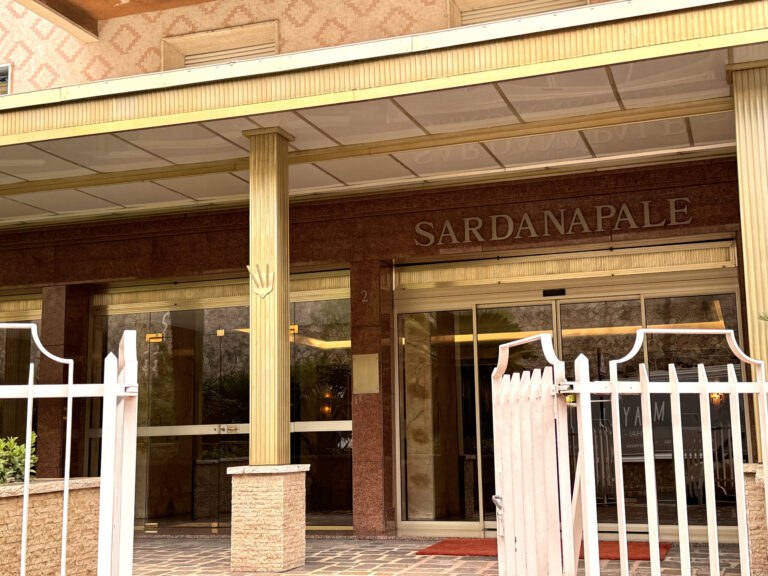 FOR SALE – CARRÉ D’OR – SPACIOUS BOX IN LE SARDANA..