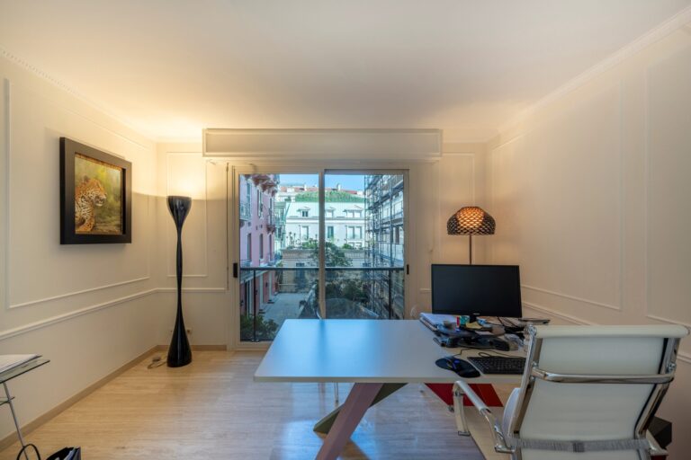 FOR SALE – CARRÉ D’OR – ELEGANT RENOVATED STUDIO I..