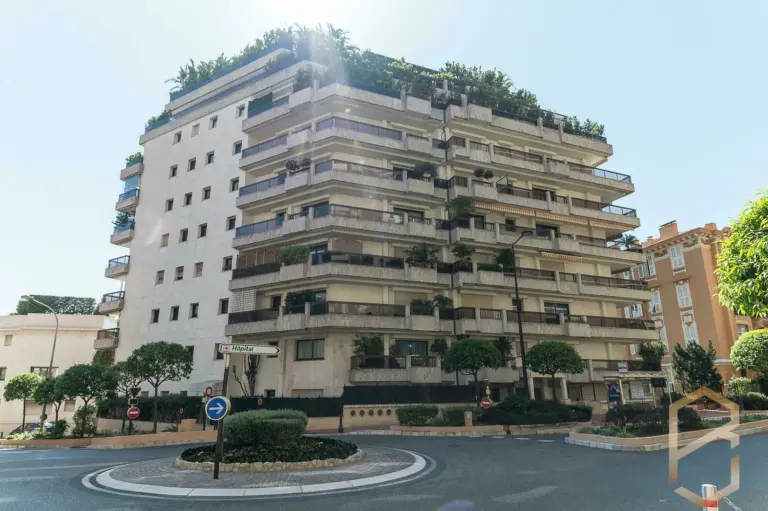 FOR RENT – MONEGHETTI – FURNISHED STUDIO WITH PRIV..