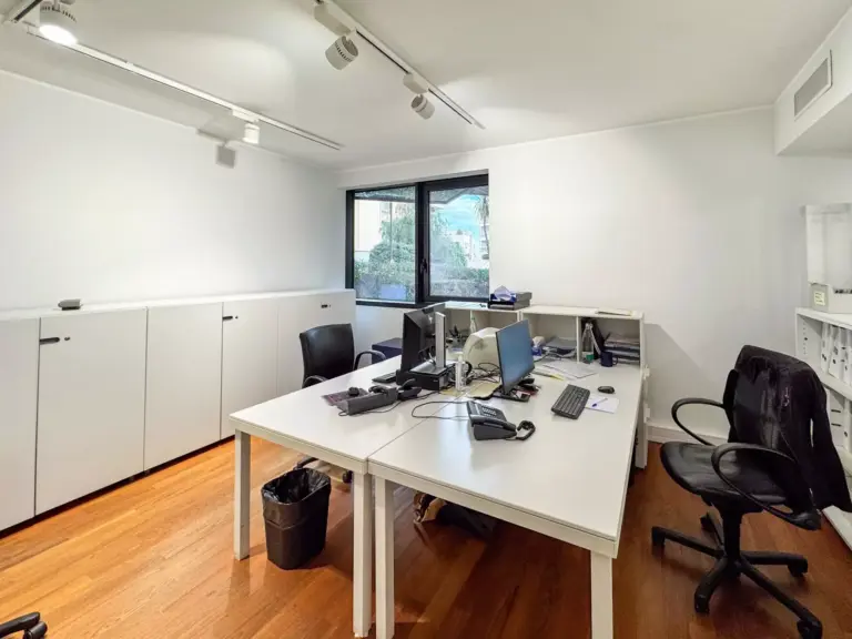 FOR SALE – MONTE-CARLO – 4-ROOM MIXED-USE APARTMEN..