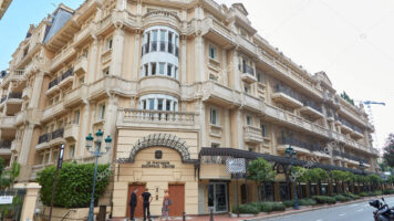 FOR RENT – CARRÉ D’OR – COMMERCIAL PREMISES AT LE ..