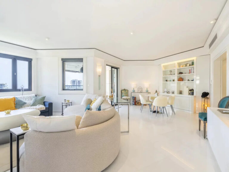 FOR SALE – CARRÉ D’OR – LUXURY 5-ROOM APARTMENT, L..