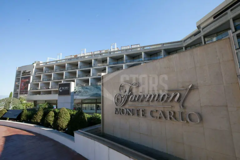 FOR RENT – CARRÉ D’OR – 2-BEDROOM IN FAIRMONT RÉSI..