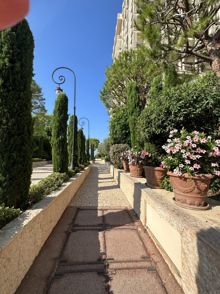 FOR SALE – FONTVIEILLE – WATERFRONT RESIDENCE
Pric..