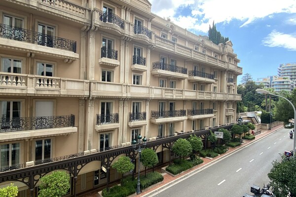 FOR SALE – CARRÉ D’OR – LARGE STUDIO – LE MONTAIGN..