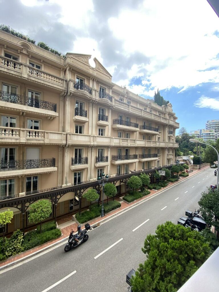 FOR RENT – CARRÉ D’OR – LARGE STUDIO IN LE MONTAIG..