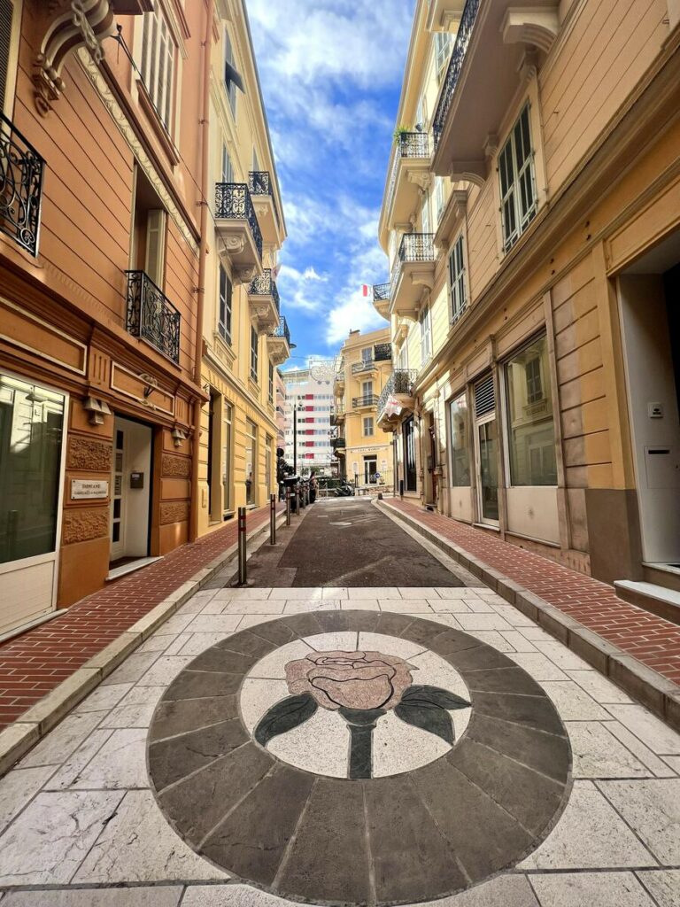 FOR SALE – MONTE-CARLO – 3-BEDROOM APARTMENT IN BO..