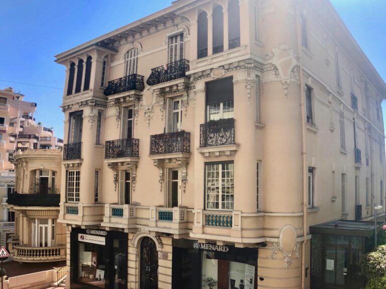 FOR SALE – CARRÉ D’OR – FULLY RENOVATED OFFICE SPA..
