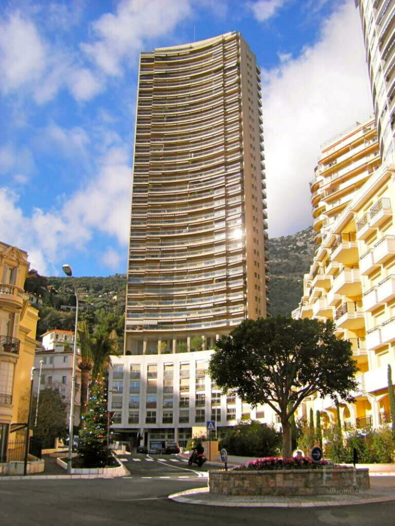 FOR RENT – LA ROUSSE / SAINT ROMAN – STUDIO WITH L..