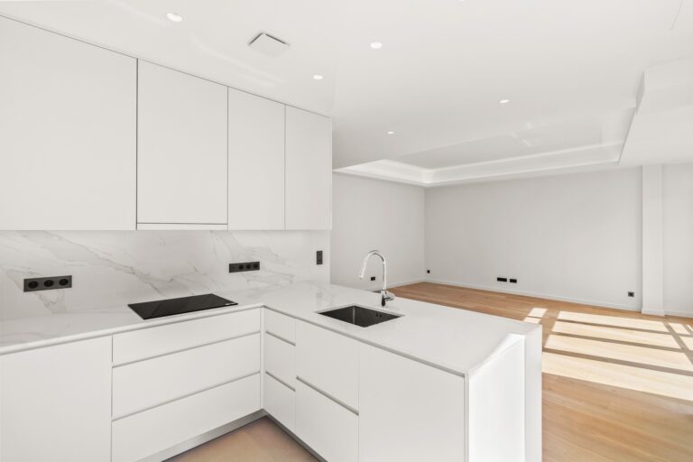 FOR SALE – MONEGHETTI – FULLY REFURBISHED 2-BEDROO..