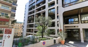 FOR RENT – CARRÉ D’OR – 2-ROOM APARTMENT WITH TERR..