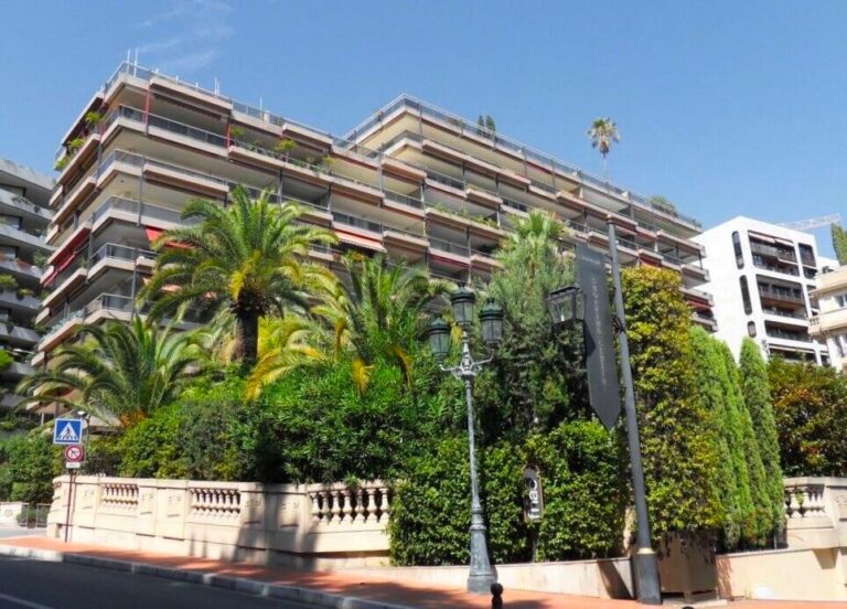FOR RENT – CARRÉ D’OR – ELEGANT STUDIO WITH LOGGIA..