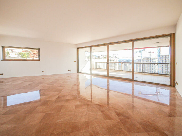 FOR SALE – CARRÉ D’OR – 2-BEDROOM APARTMENT IN MIR..
