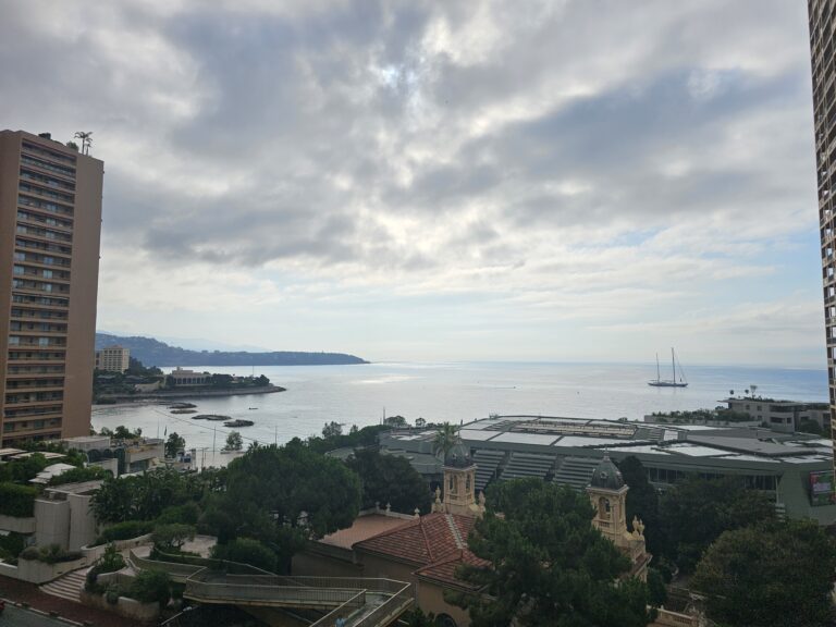 FOR RENT – MONTE CARLO – RENOVATED 3-ROOM SEAFRONT..