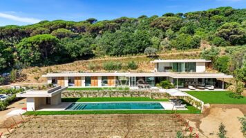 Contemporary Villa with Exceptional Views – Sea and Countryside – Near Pampelonne and L’Escalet