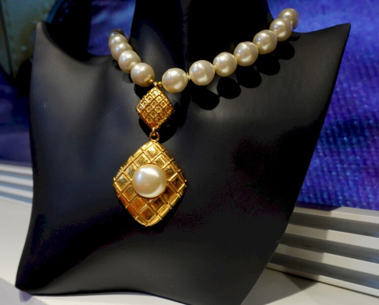 CHANEL FAUX PEARL NECKLACE WITH GOLD METAL PENDANT..