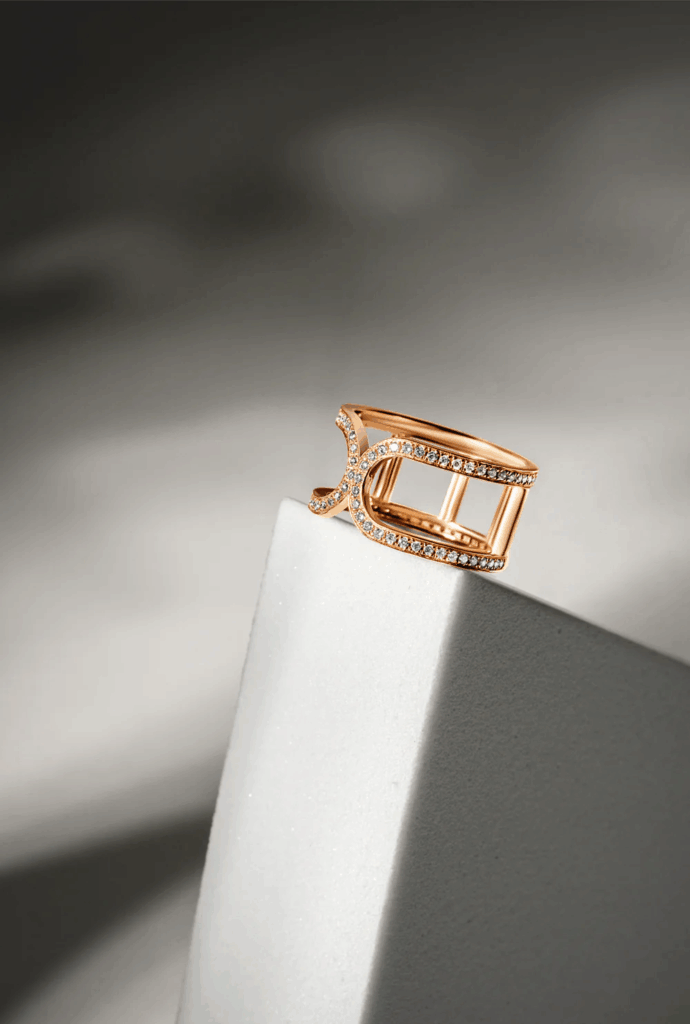 CHARLOTTE.B RING “ROMANCE”

Price: €4,500 (taxes i..