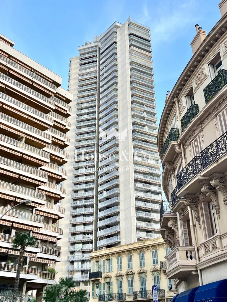 FOR SALE – MONTE-CARLO – 2-BEDROOM APARTMENT IN MI..