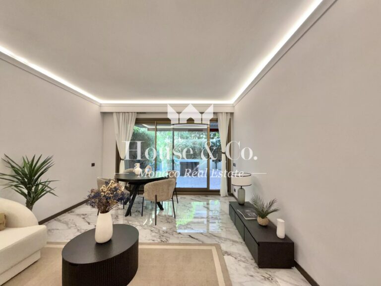 FOR RENT – CARRÉ D’OR – FULLY RENOVATED 2-ROOM APA..