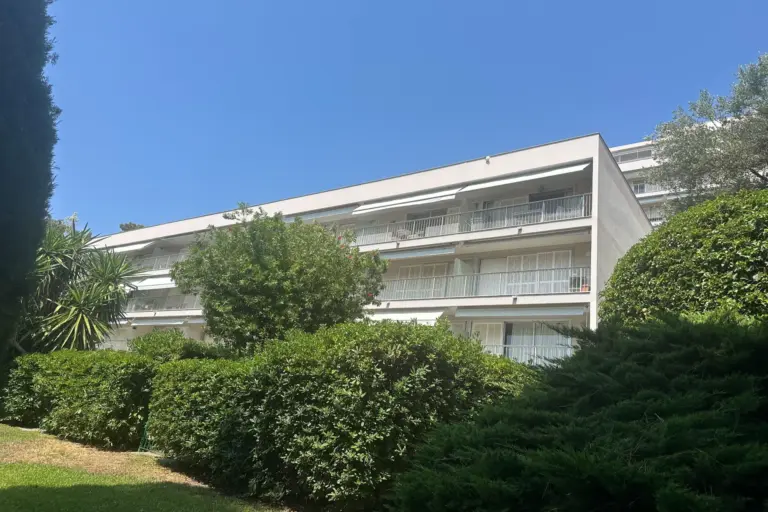 FOR SALE – ROQUEBRUNE-CAP-MARTIN – 1-BEDROOM APART..