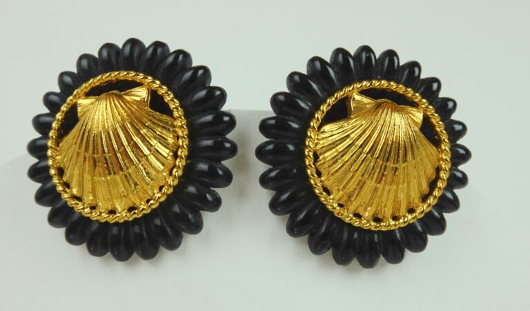 CHANEL Scallop Shell Clip-on Earrings – Black & Go..