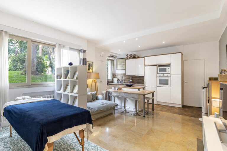 FOR SALE – MONTE-CARLO – CHIC 1-BEDROOM APARTMENT ..