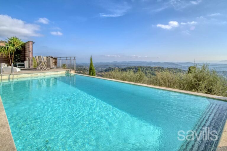 Beautiful property with stunning panoramic sea views