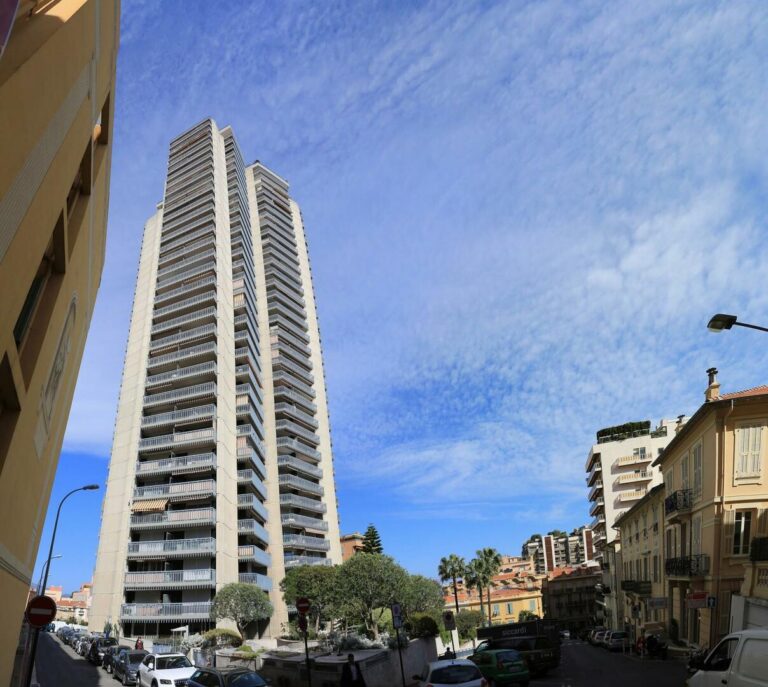 FOR RENT – MONTE-CARLO – LARGE TRIPLE PARKING LOT
..