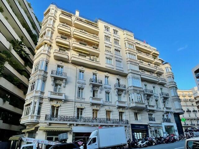 FOR RENT – GOLDEN SQUARE – LARGE OFFICE
Price: €13..